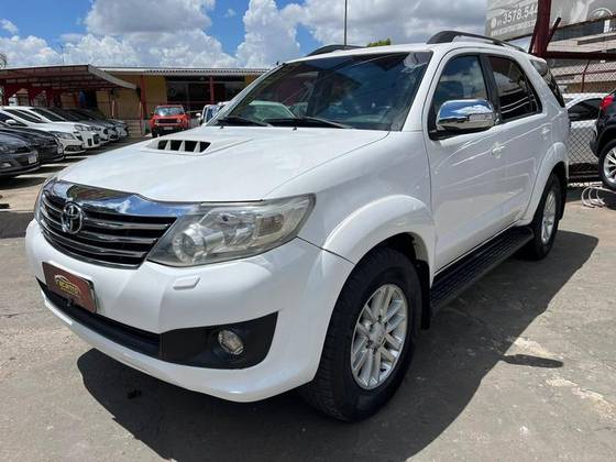 TOYOTA HILUX 3.0 SRV 4X4 CD 7 LUGARES 16V TURBO INTERCOOLER DIESEL 4P AUTOMÁTICO TOYOTA HILUX 3.0 SRV 4X4 CD 7 LUGARES 16V TURBO INTERCOOLER DIESEL 4P AUTOMÁTICO